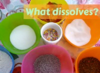 子供向けの楽しい科学実験:固体を溶かす 