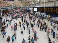 なぜ夏に電車の遅延が悪化するのか：科学で解明 
