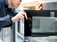 電子レンジの安全性:一般的な通説と事実の誤りを暴く 