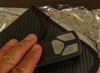 車のキーのファラデーケージ:アルミホイルのラップは本当に盗難を防止しますか? 