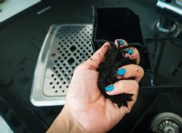コーヒーかすを再利用する:科学的に裏付けられた園芸ガイド 